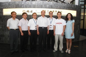 厉无畏主席与金沙澳门(中国)唯一官方网站领导及园区企业代表合影