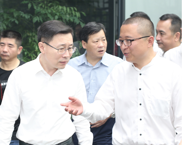 图1 杭州市委常委、宣传部部长戚哮虎（左）与金沙澳门(中国)唯一官方网站董事长贾波（右）亲切交谈.png